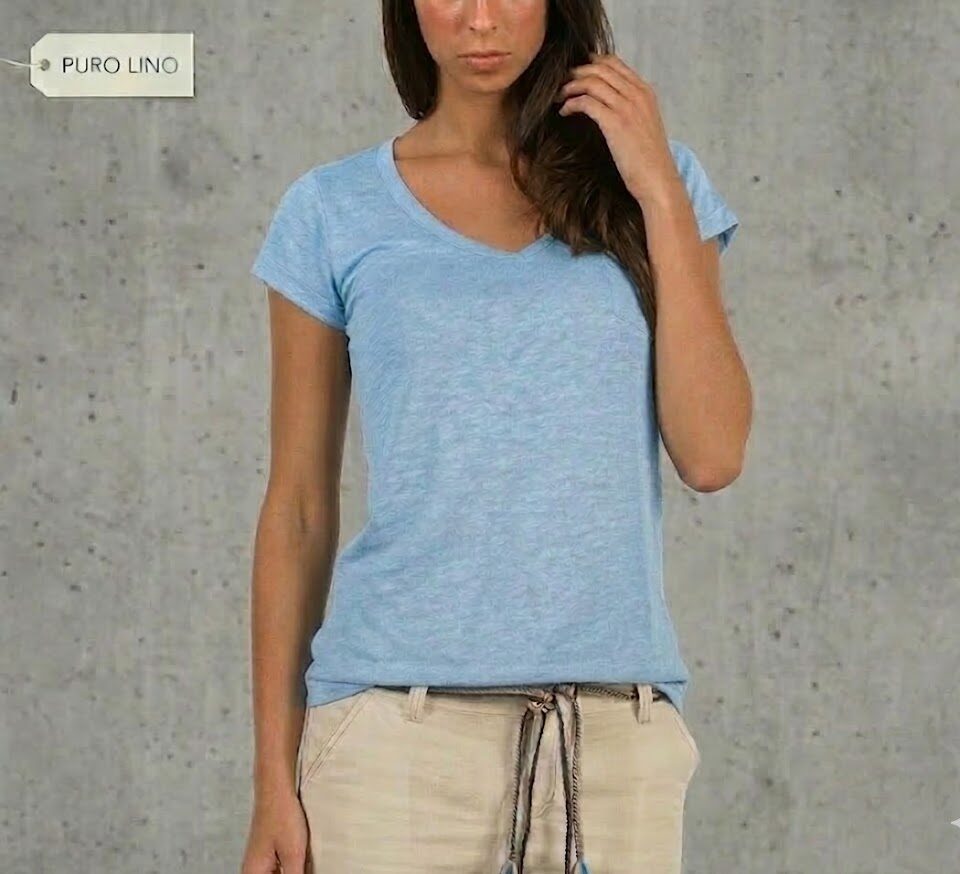 T-shirt lino azzurra scollo a V dettaglio taschino